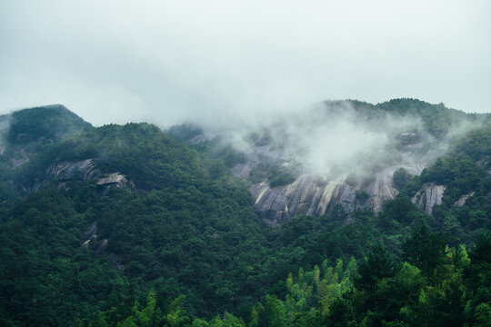雾里的山脉
