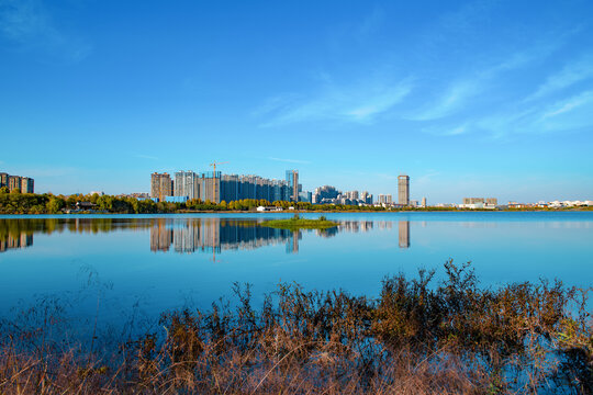 宣城宛陵湖城市倒影