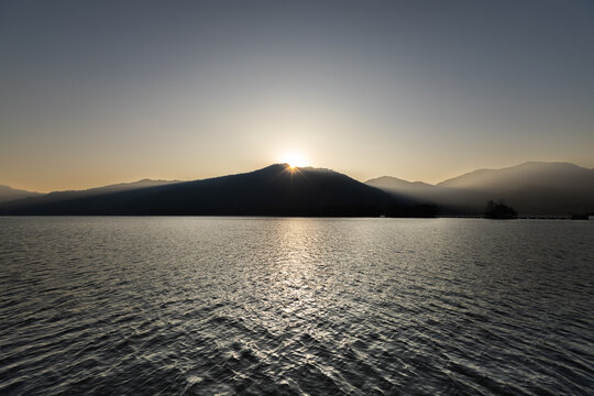 湖面初阳