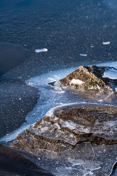 冬季河床浮冰