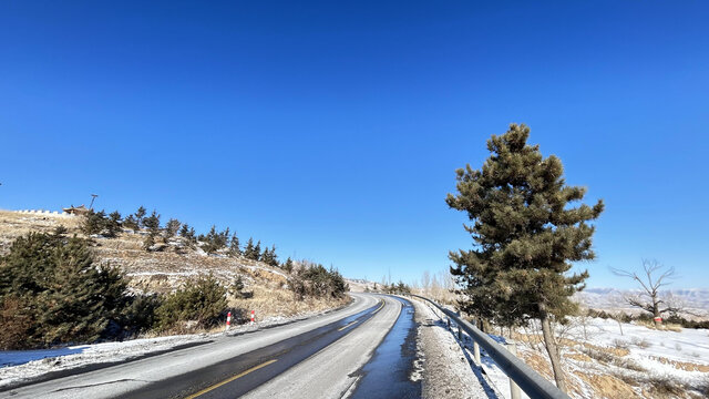 大雪后的道路