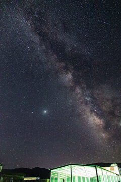 青海湖夏季银河星空