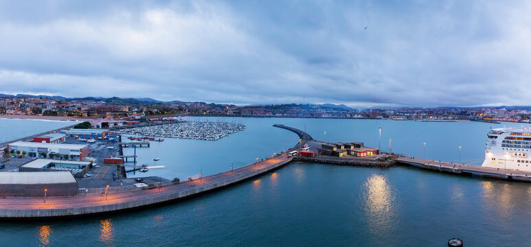 西班牙毕尔巴鄂海港风景