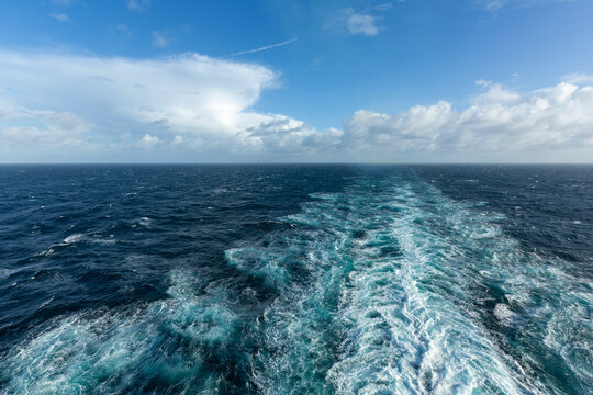 蓝天白云地中海海浪