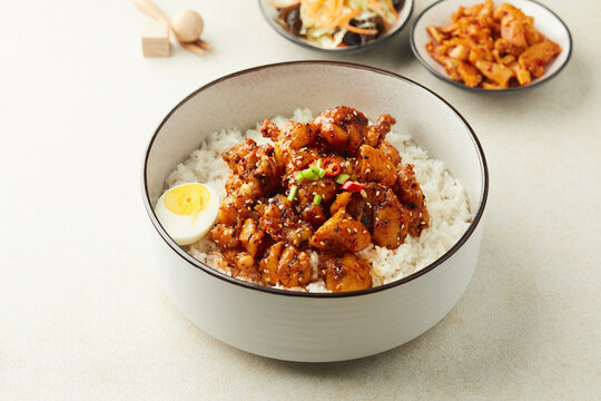 美味香辣鸡肉饭