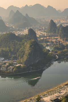 桂林市漓江山水叠彩山