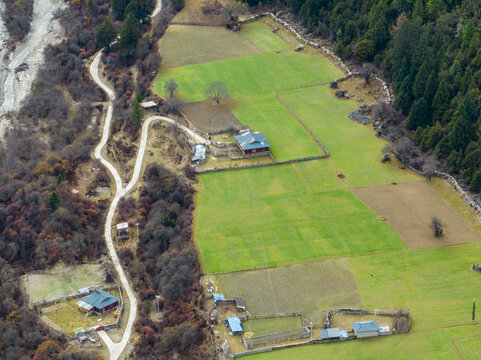 航拍西藏林芝波密朗秋村田园风光