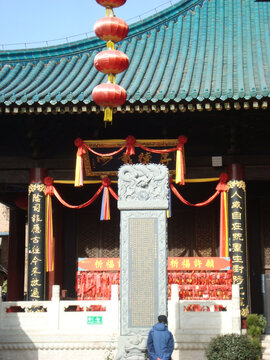 西安城隍庙立碑