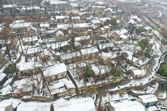 山东枣庄兴隆庄石板房古村落雪景