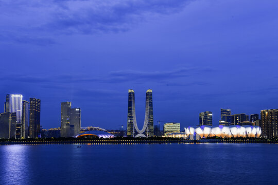 杭州钱江世纪城滨江高楼夜景