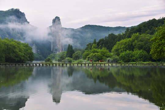 浙江省缙云仙都鼎湖峰晨景