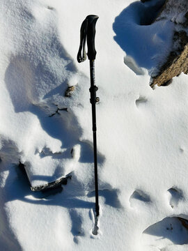 雪地中的登山杖