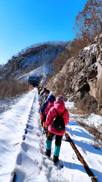 雪中穿越废弃的铁道