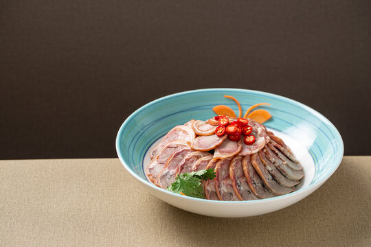 蒜泥豬耳肉卷