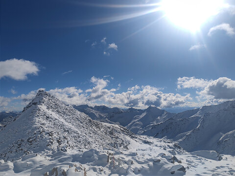 阳光雪山