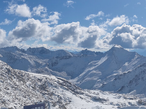 云下雪山