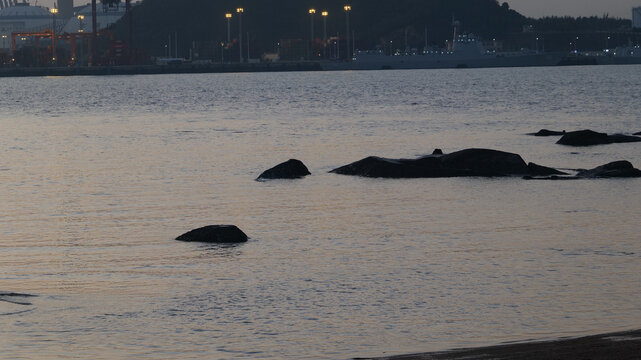 夕阳下的海岸线