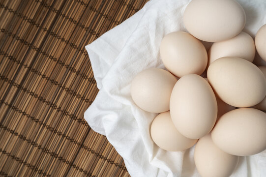 许多鸡蛋放在白色的棉布上面