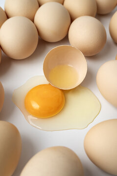许多鸡蛋中有一枚打碎的鸡蛋