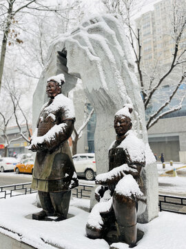 兵马俑雕塑雪景