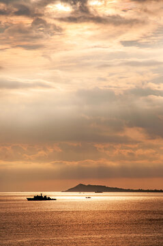 夕阳下的三亚湾海面