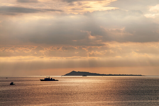 夕阳下的三亚湾海面