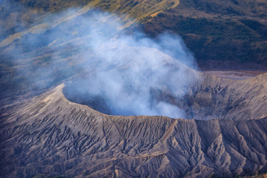 印尼冒烟的活火山