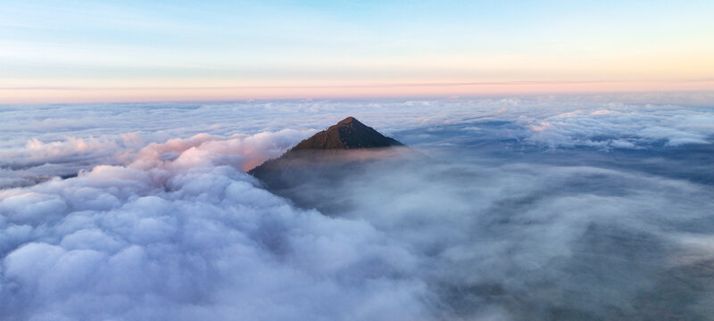 日出下的火山风光