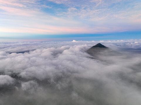 日出下的火山风光