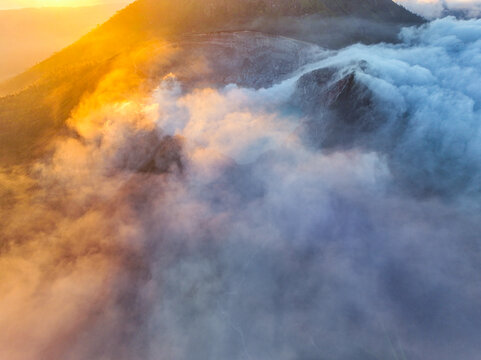 日出下的印尼伊真火山