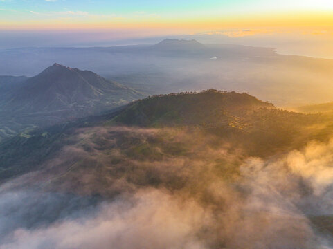 日出下的印尼伊真火山