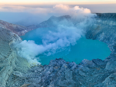 印尼伊真火山和云海