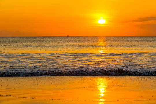 日落下的海边及沙滩风光