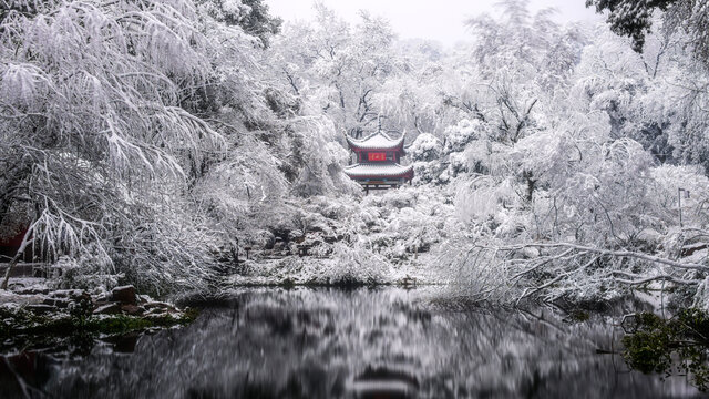 长沙大雪中的岳麓山爱晚亭