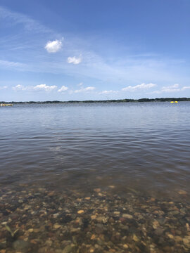 霞浦湖清澈见底的湖水