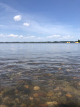 霞浦湖清澈见底的湖水