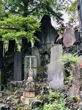 成田山新胜寺内的日式碑刻