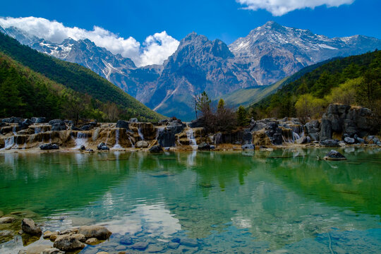 云南蓝月谷碧绿湖水远眺玉龙雪山