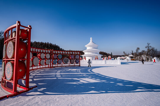 长春净月潭公园雪雕与鼓的景观