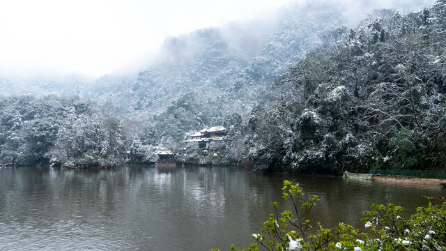 青城山月城湖雪景