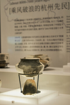 杭州博物院良渚文化陶器展示陶釜