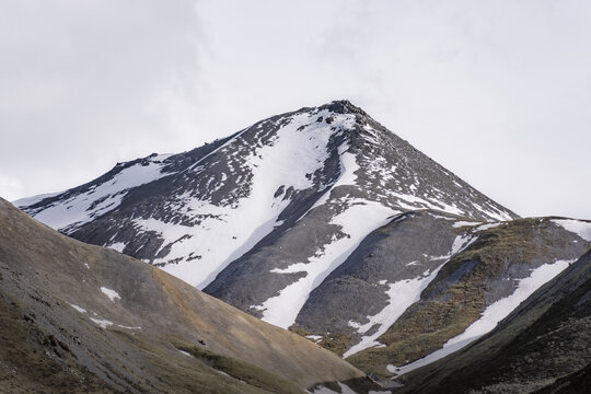 积雪的高原山坡青海阿尼玛卿山