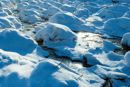 雪地溪流