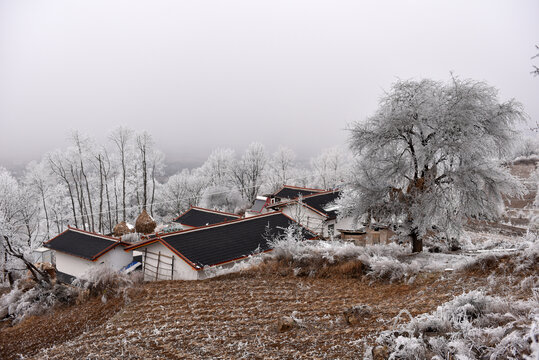 大凉山农村雪景