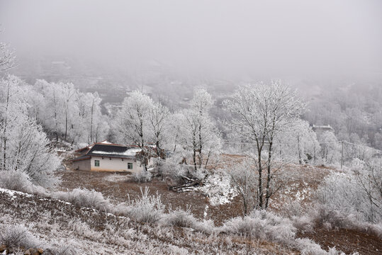 大凉山农村雪景