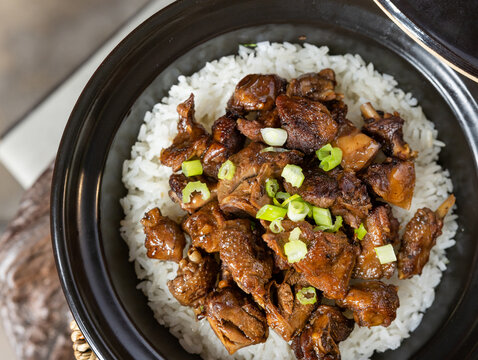 乳鸽煲仔饭