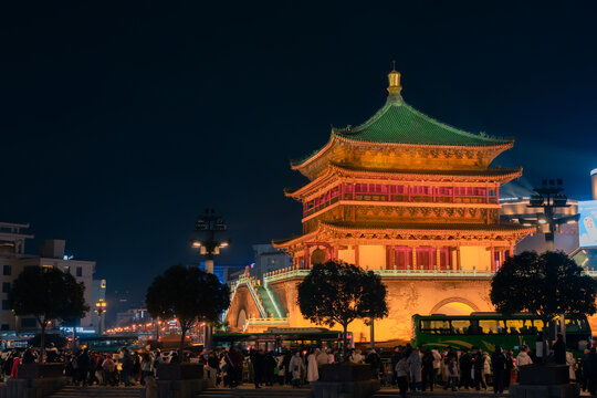 人声鼎沸的西安钟鼓楼街区夜景