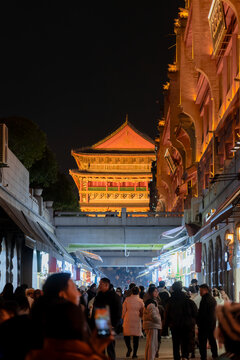 人声鼎沸的西安钟鼓楼街区夜景