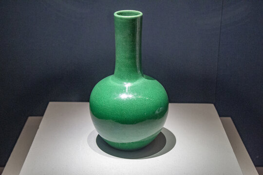 绿釉天球瓶