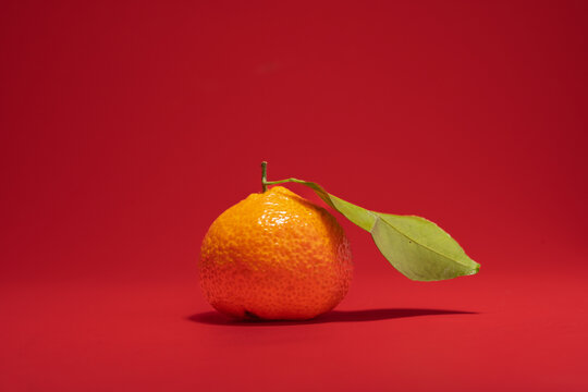 紅色背景上的橘子